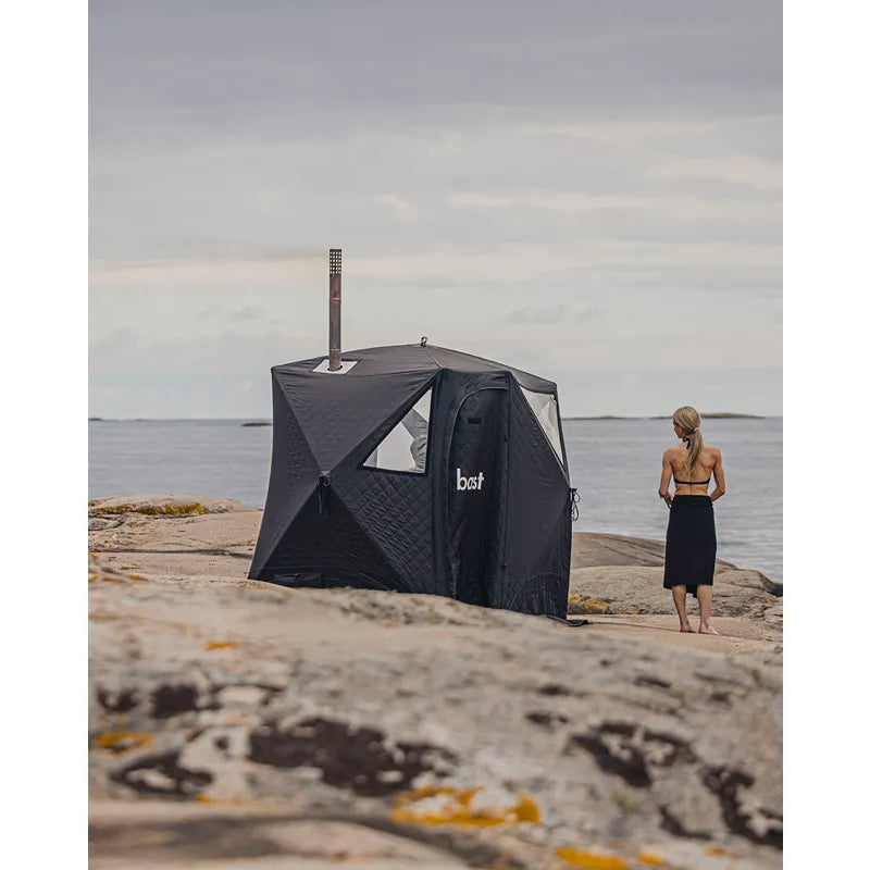Bast Näver Premium Zeltsauna am Strand, tragbare 2-6 Personen Sauna mit Metallkamin und Frau daneben