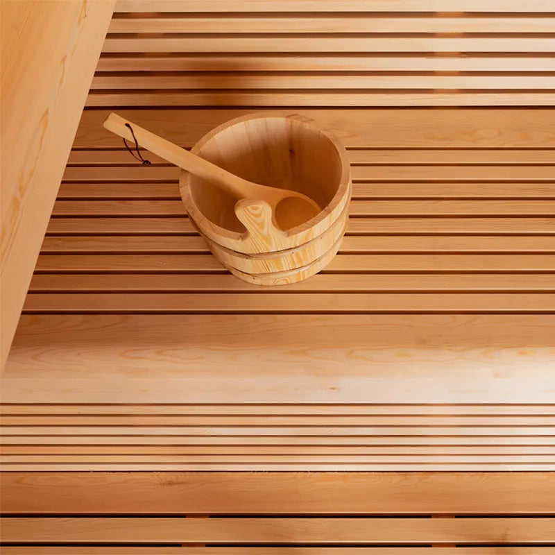 EAGO AWT E1813C Pinienholz Sauna - Holzeimer und Kelle auf Saunabänken aus Pinienholz