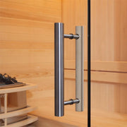 EAGO AWT E1813C Pinienholz Sauna - Detailaufnahme der Glastür mit Metallgriff und Pinienholzwänden