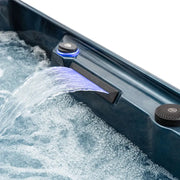 Whirlpool-Wasserfall mit blauem LED-Licht und Düsenkopf im EAGO AWT IN-704 Outdoor Whirlpool mit sprudelndem Wasser
