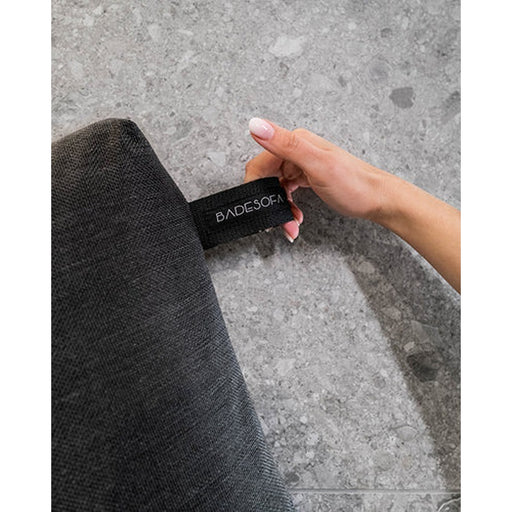 Detailaufnahme der Badesofa-Aufhängeschlaufe am Sitzkissen in Anthrazit