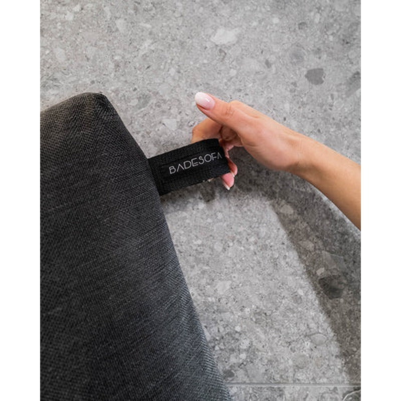 Detailaufnahme der Badesofa-Aufhängeschlaufe am Sitzkissen in Anthrazit