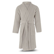 Badesofa Bademantel aus Waffelpiqué in Nature, frontal freigestellt, mit Bindegürtel und Taschen.