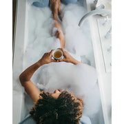 Teegenuss in der Wanne mit Badesofa Rückenkissen in Blau – gemütlicher Wellnessmoment mit Schaum