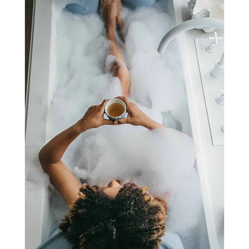 Teegenuss in der Wanne mit Badesofa Rückenkissen in Blau – gemütlicher Wellnessmoment mit Schaum