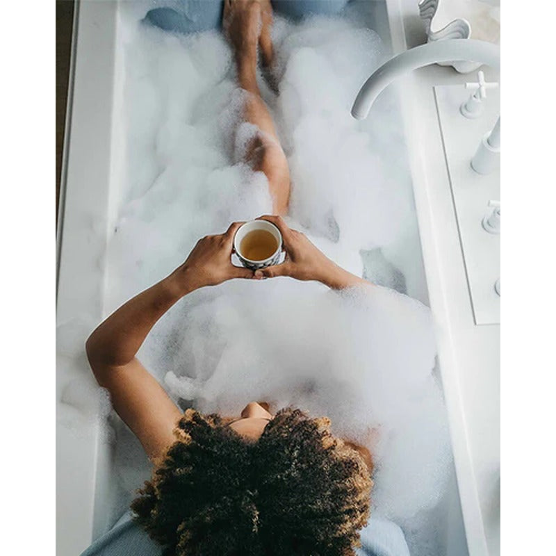 Teegenuss in der Wanne mit Badesofa Rückenkissen in Blau – gemütlicher Wellnessmoment mit Schaum