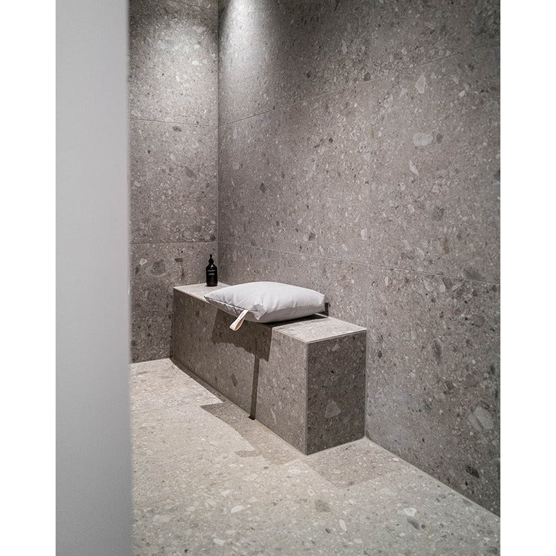 Badesofa Duschkissen im Dampfbad – stilvoller Komfort auf Steinbank im Spa-Bereich