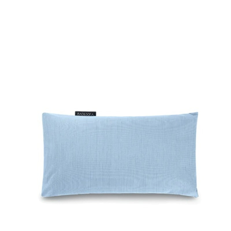 Leichtes, wasserfestes Fußkissen von Badesofa in Blau – freigestellt