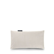 Dezentes Fußkissen von Badesofa in Sandfarbe – freigestelltes Bild