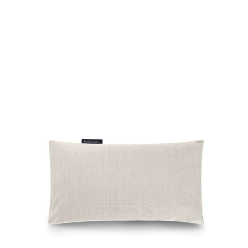 Dezentes Fußkissen von Badesofa in Sandfarbe – freigestelltes Bild