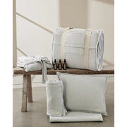 Komplettes Badesofa HomeSpa Bundle mit Bademantel, Saunakissen, Saunatuch, Matratze, Tragegurt und Aufguss-Set.