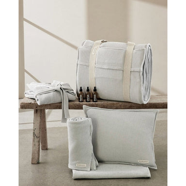 Komplettes Badesofa HomeSpa Bundle mit Bademantel, Saunakissen, Saunatuch, Matratze, Tragegurt und Aufguss-Set.