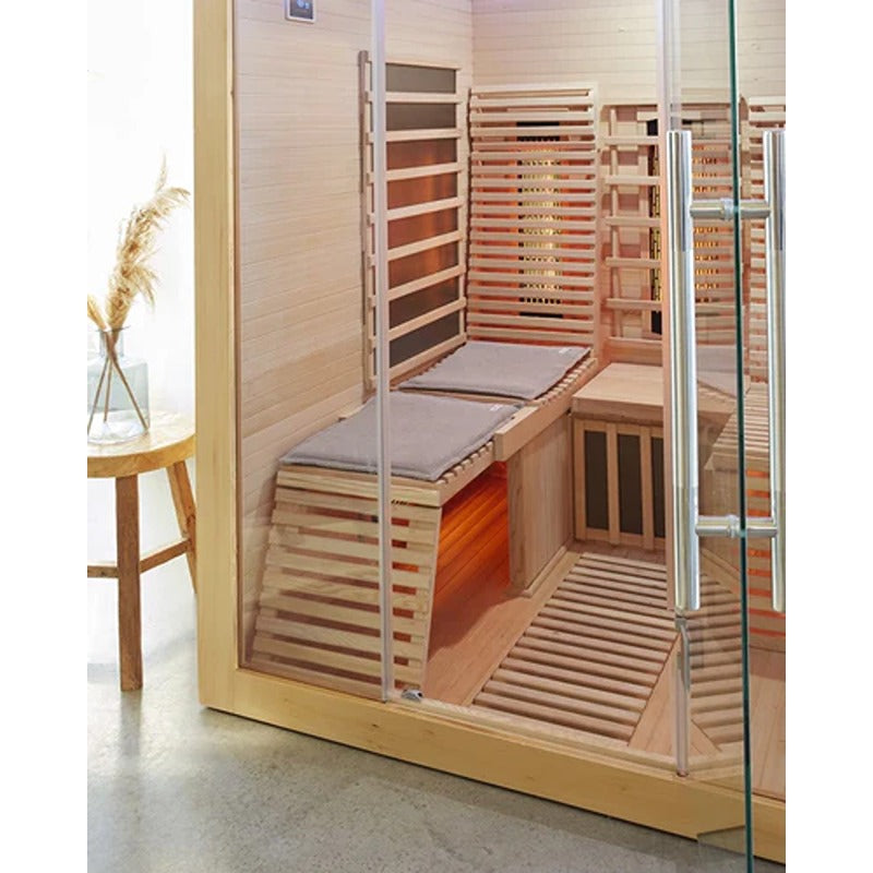 Infrarotkabine mit Badesofa Saunakissen & Saunatuch Set – stilvolles Spa-Interior mit Textilien in Taupe