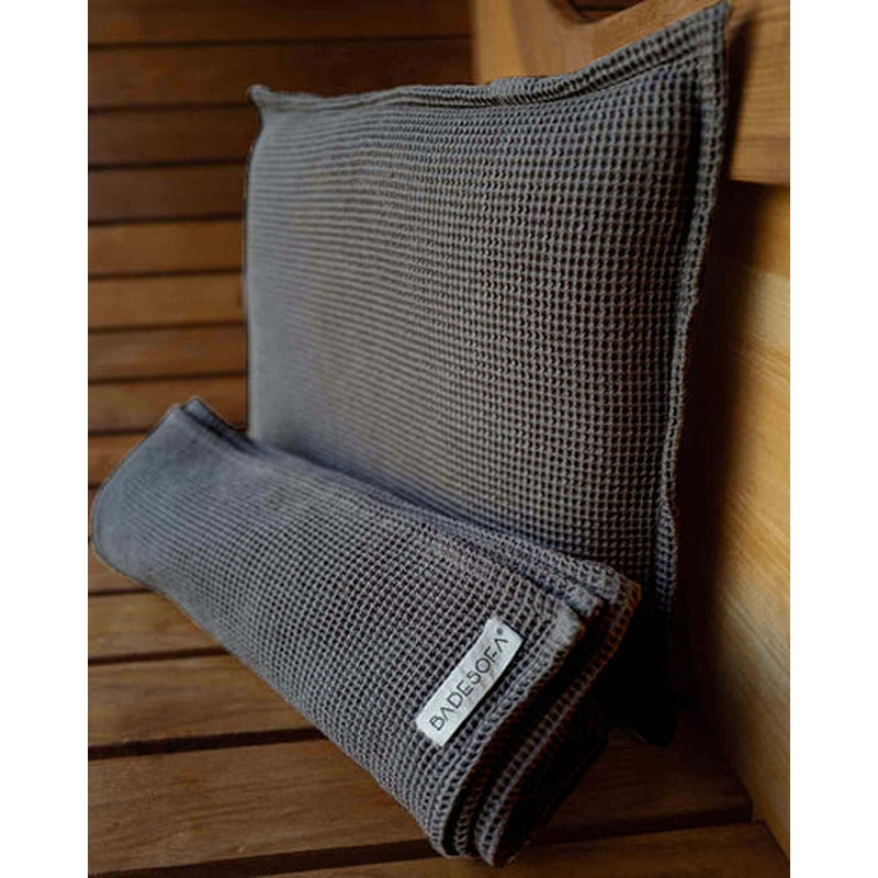 Kopfkissen und Saunatuch Set von Badesofa in Anthrazit auf einer Saunabank aus Holz