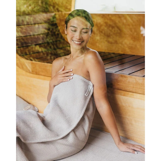 Badesofa Kopfkissen und Saunatuch Set auf Saunabank in Holzsauna mit Aufgusseimer