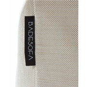 Textur und Label des POOLSOFA Bezugs in Beige – UV-beständig und wetterfest