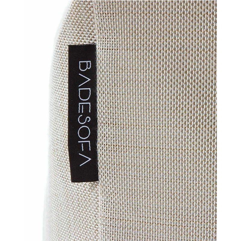 Textur und Label des POOLSOFA Bezugs in Beige – UV-beständig und wetterfest