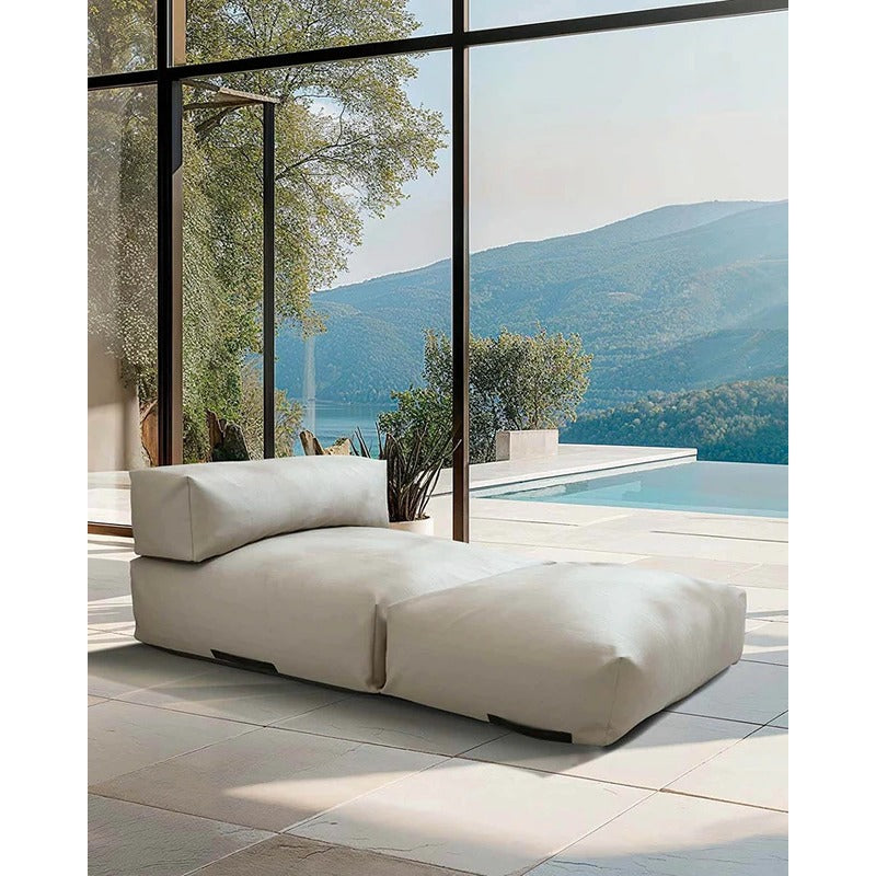 POOLSOFA Double in modernem Innenraum mit Ausblick auf Poollandschaft