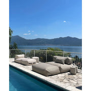 Zwei POOLSOFAS Double von Badesofa auf einer Terrasse mit Ausblick auf See und Berge