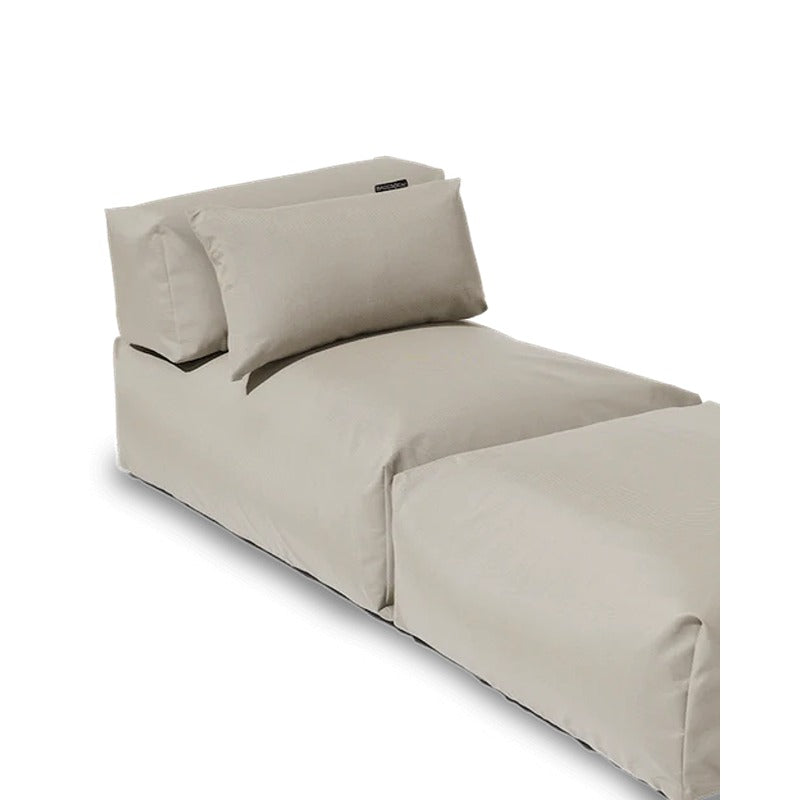 Detailansicht des POOLSOFA Single Beige mit Rückenkissen und Relaxkissen