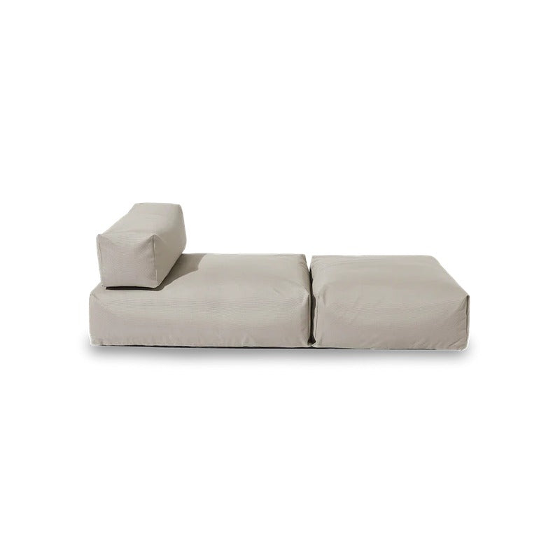 POOLSOFA Single in Beige – minimalistisches Daybed mit Rückenlehne in Studioansicht