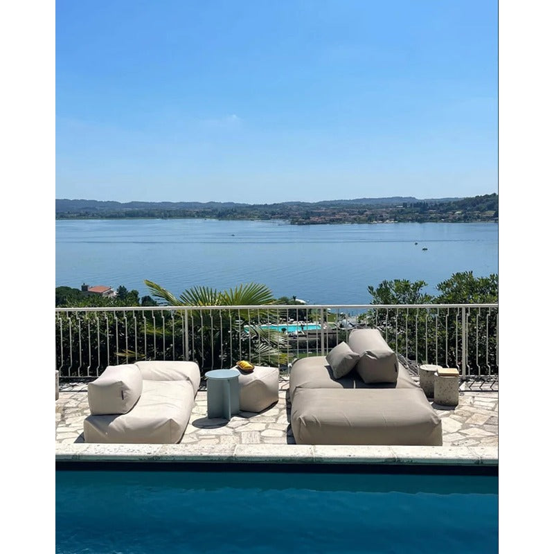 Zwei POOLSOFA Single in Beige als stilvolle Outdoor-Lounge am See