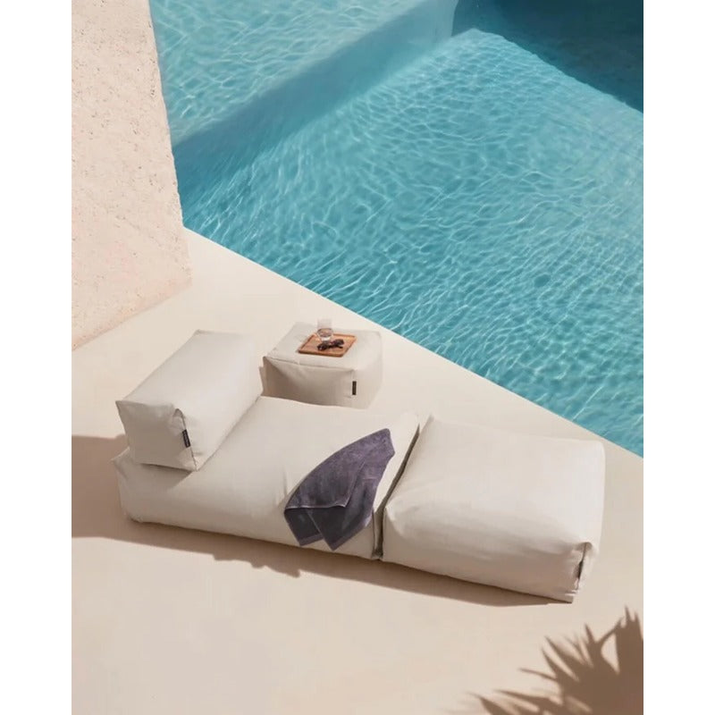 POOLSOFA Single Beige mit Pouf am Poolrand – Ansicht von oben