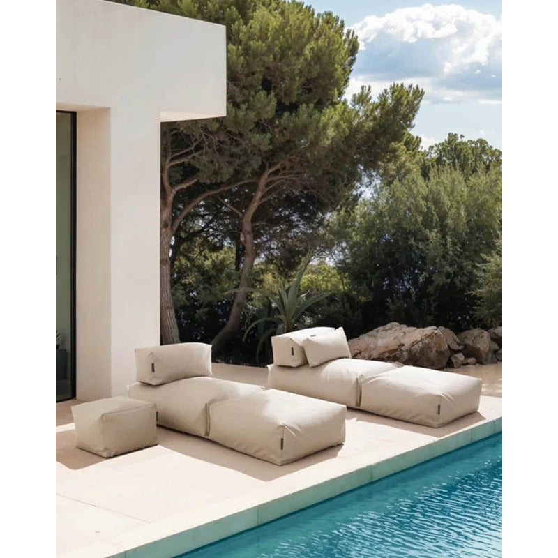 Exklusive Lounge mit mehreren POOLSOFA Single Beige am Pool