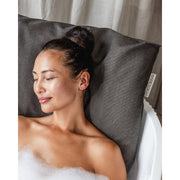 Frau entspannt in der Badewanne mit dunkelgrauem Badesofa Rückenkissen – weiche Polsterung für maximalen Komfort