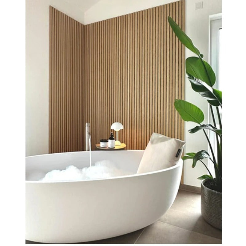 BADESOFA Rückenkissen in moderner Badewanne mit Holzverkleidung – harmonisches Design trifft auf entspannenden Komfort.