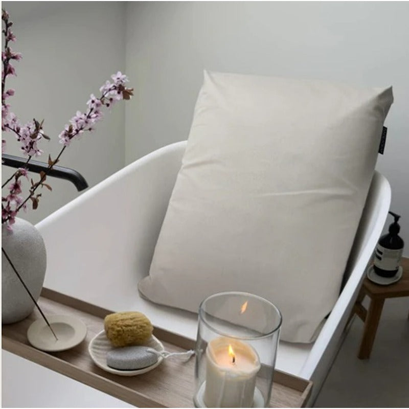 BADESOFA Rückenkissen Beige in reduzierter, moderner Badumgebung – harmonisch und elegant inszeniert.