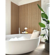 Minimalistisch eingerichtetes Bad mit beigem Badesofa Rückenkissen – Wellness-Design für moderne Räume