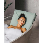 Frau mit mintgrünem Badesofa Rückenkissen in der Wanne – stilvoller Farbakzent für moderne Badezimmer