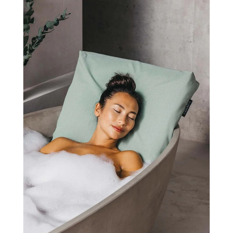 Frau mit mintgrünem Badesofa Rückenkissen in der Wanne – stilvoller Farbakzent für moderne Badezimmer