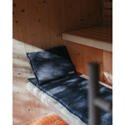 Saunaauflage Short in Blau mit passendem Kissen – dekoriert in Holzsauna
