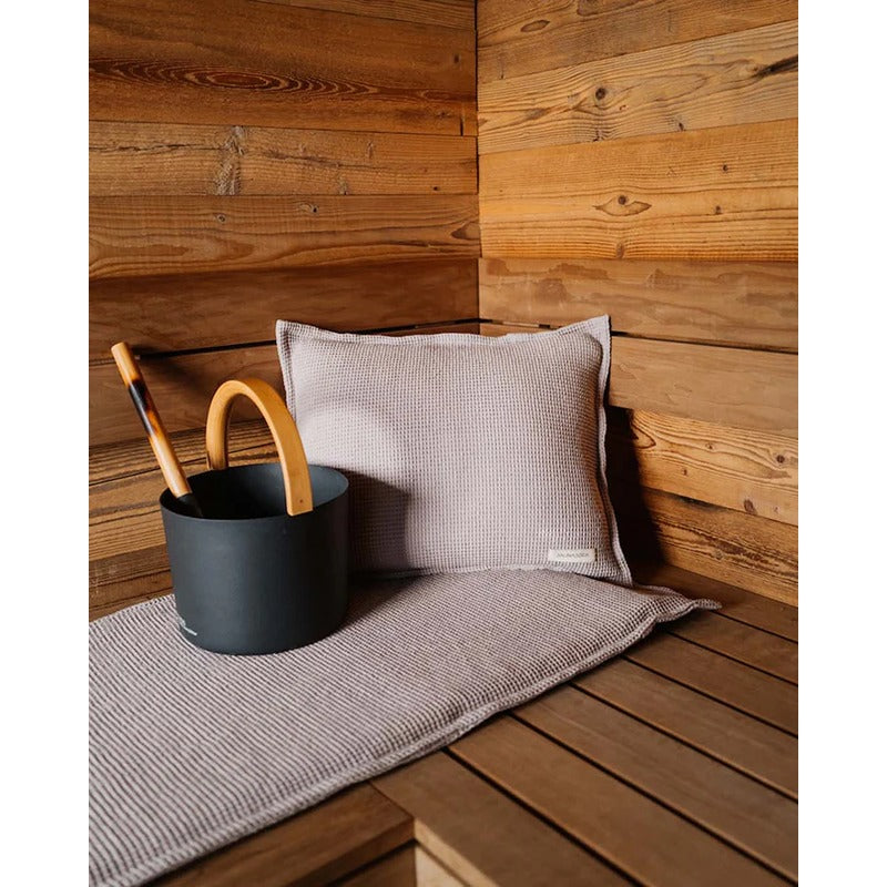 Gepolsterte Saunaauflage Short mit Kopfkissen in moderner Holzsauna – Farbe Taupe