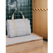 Zusammengerollte Saunaauflage Short von Badesofa mit Tragegurt – Farbe Hellgrau