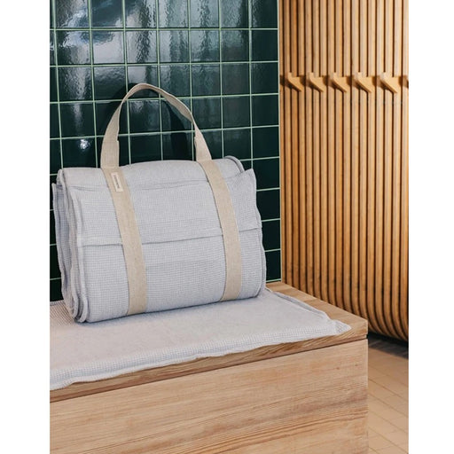 Zusammengerollte Saunaauflage Short von Badesofa mit Tragegurt – Farbe Hellgrau