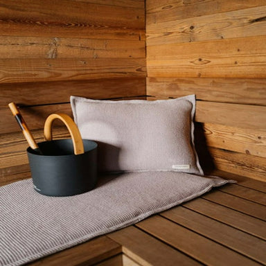 Saunasofa Set Long von Badesofa in natürlicher Holzsauna mit Saunaeimer – Detailaufnahme