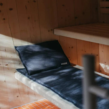 Badesofa Saunasofa Set Long in Anthrazit – stilvoll arrangiert in Sauna mit natürlichem Lichteinfall