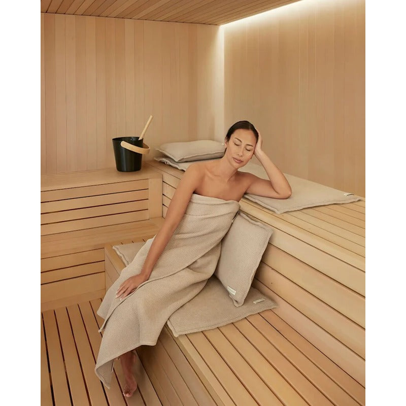 Frau entspannt mit Badesofa Saunasofa Set Short in heller Sauna – Farbe Nature