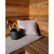 Saunasofa Set Short in Taupe mit Saunaaufgusskübel auf Holzbank – stilvolles Sauna-Interior