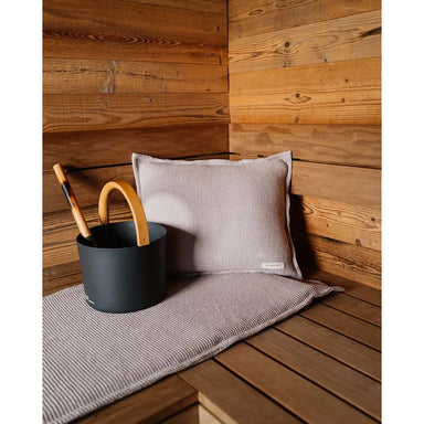 Saunasofa Set Short in Taupe mit Saunaaufgusskübel auf Holzbank – stilvolles Sauna-Interior