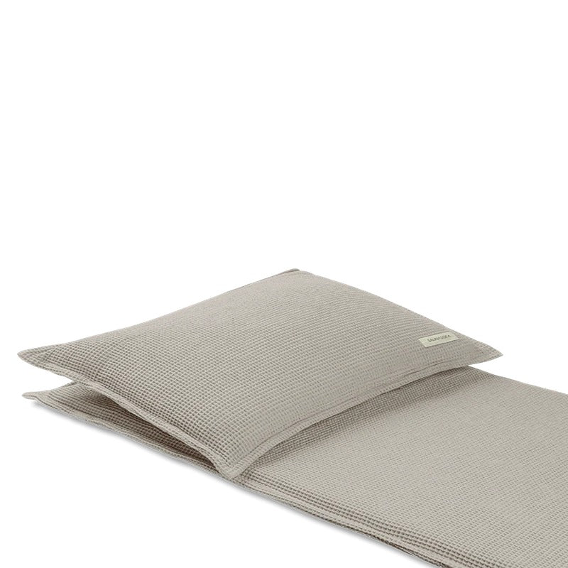 Nahaufnahme des Saunasofa Sets Short in Taupe – Bio-Waffelpiqué Struktur im Detail