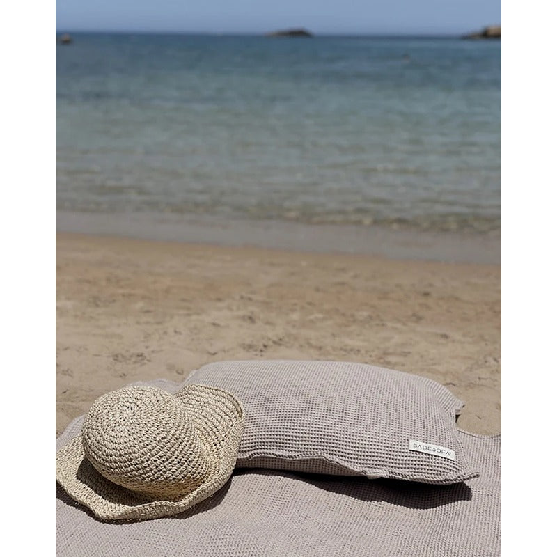 Detailansicht des Badesofa Kissens am Strand – Bio-Baumwolle in hochwertiger Waffelpiqué-Struktur.