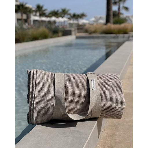 Badesofa Strandsofa am Poolrand – ästhetisch, funktional und perfekt für stilvolle Auszeiten.