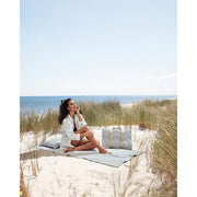 Entspannter Moment mit dem Badesofa Strandsofa in den Dünen – natürliche Materialien für achtsame Pausen.