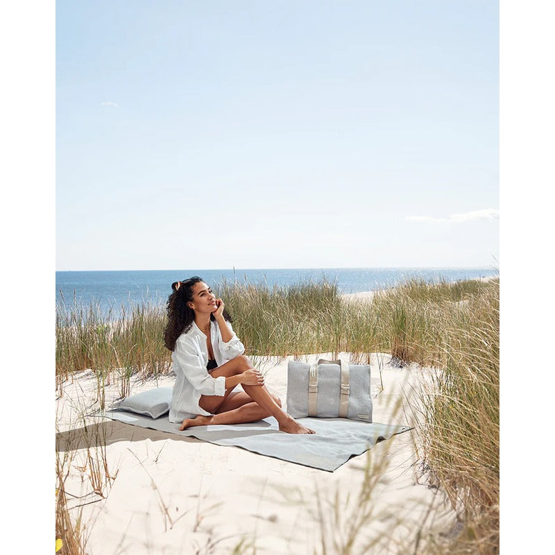 Entspannter Moment mit dem Badesofa Strandsofa in den Dünen – natürliche Materialien für achtsame Pausen.