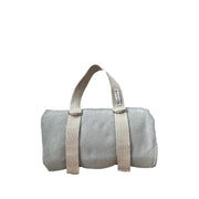 Das Strandsofa von Badesofa kompakt zusammengerollt – durchdachtes Design mit praktischem Tragegurt.