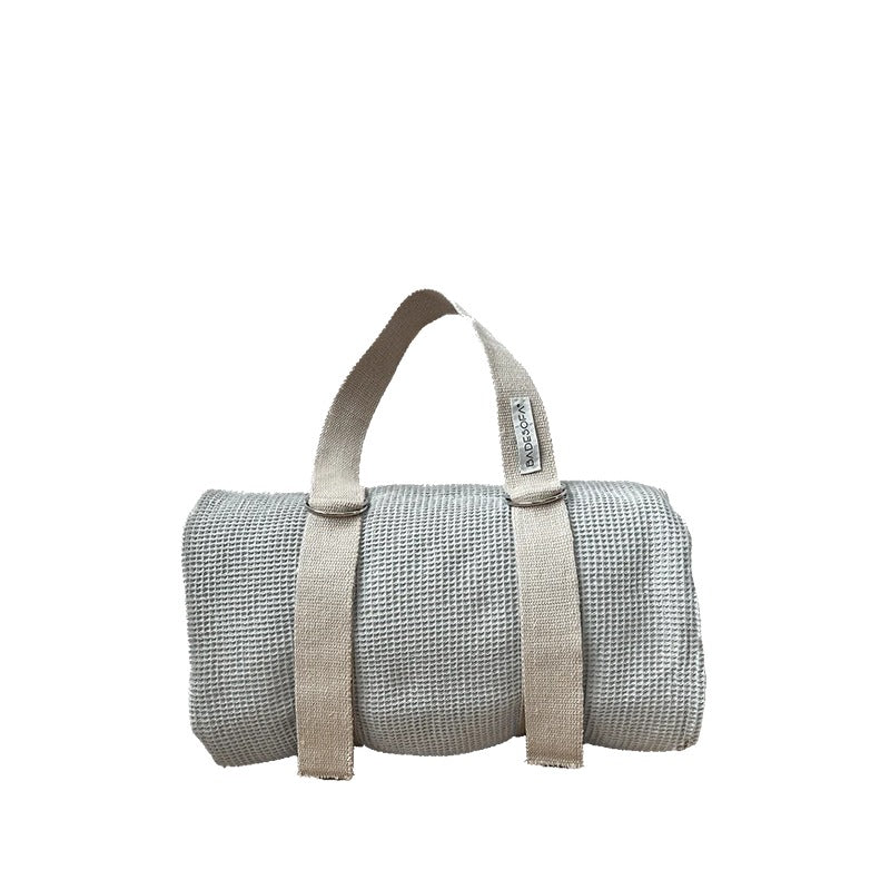 Das Strandsofa von Badesofa kompakt zusammengerollt – durchdachtes Design mit praktischem Tragegurt.